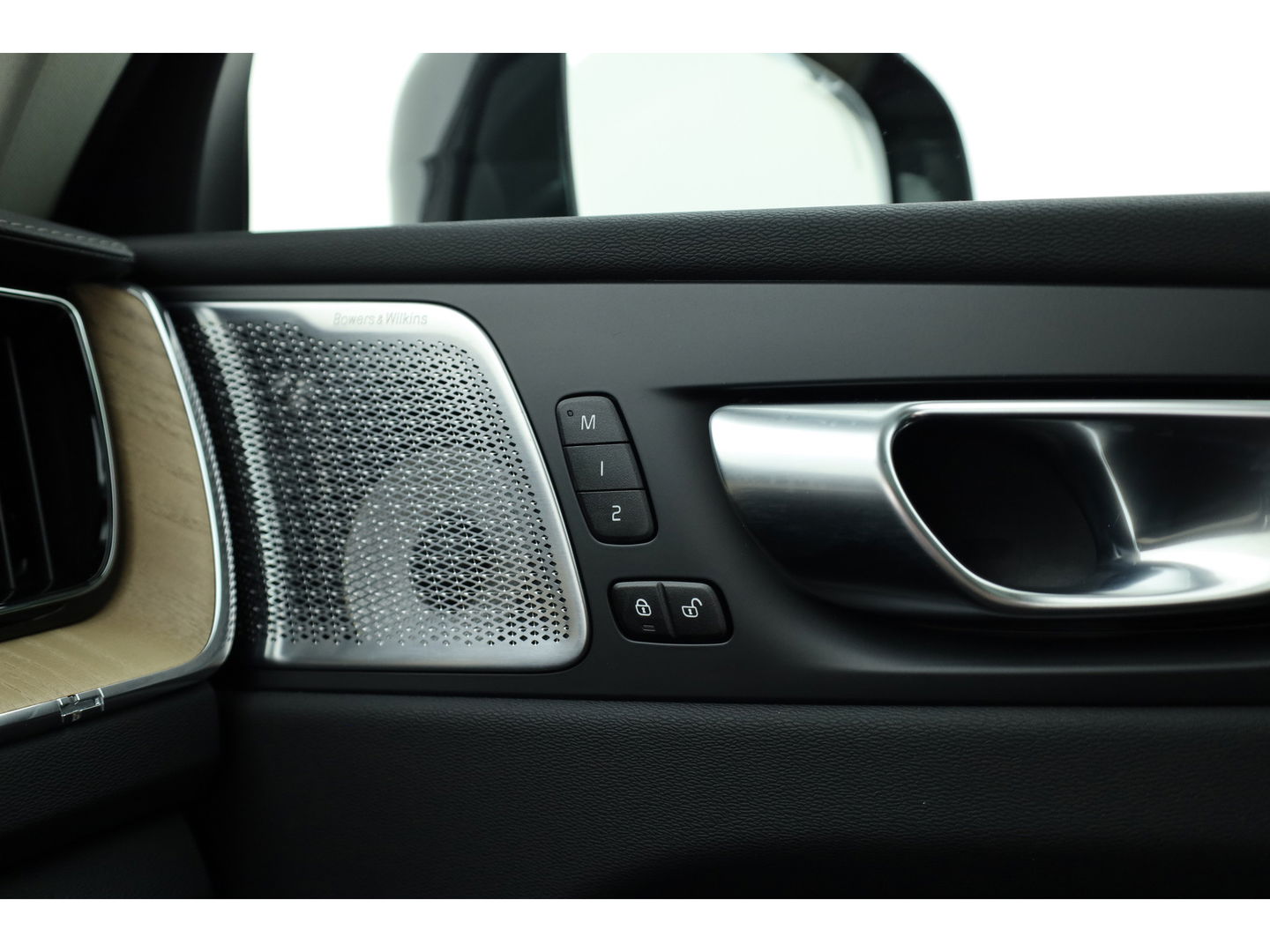 Volvo XC60 2.0 T8 Plug-in hybrid AWD Ultra Dark | Facelift | Forest Lake | Luchtvering | Massage | Bowers & Wilkins |