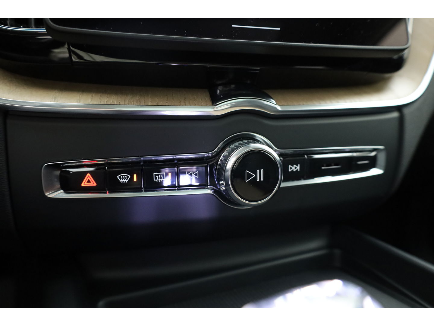 Volvo XC60 2.0 T8 Plug-in hybrid AWD Ultra Dark | Facelift | Forest Lake | Luchtvering | Massage | Bowers & Wilkins |