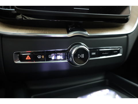 Volvo XC60 2.0 T8 Plug-in hybrid AWD Ultra Dark | Facelift | Forest Lake | Luchtvering | Massage | Bowers & Wilkins |