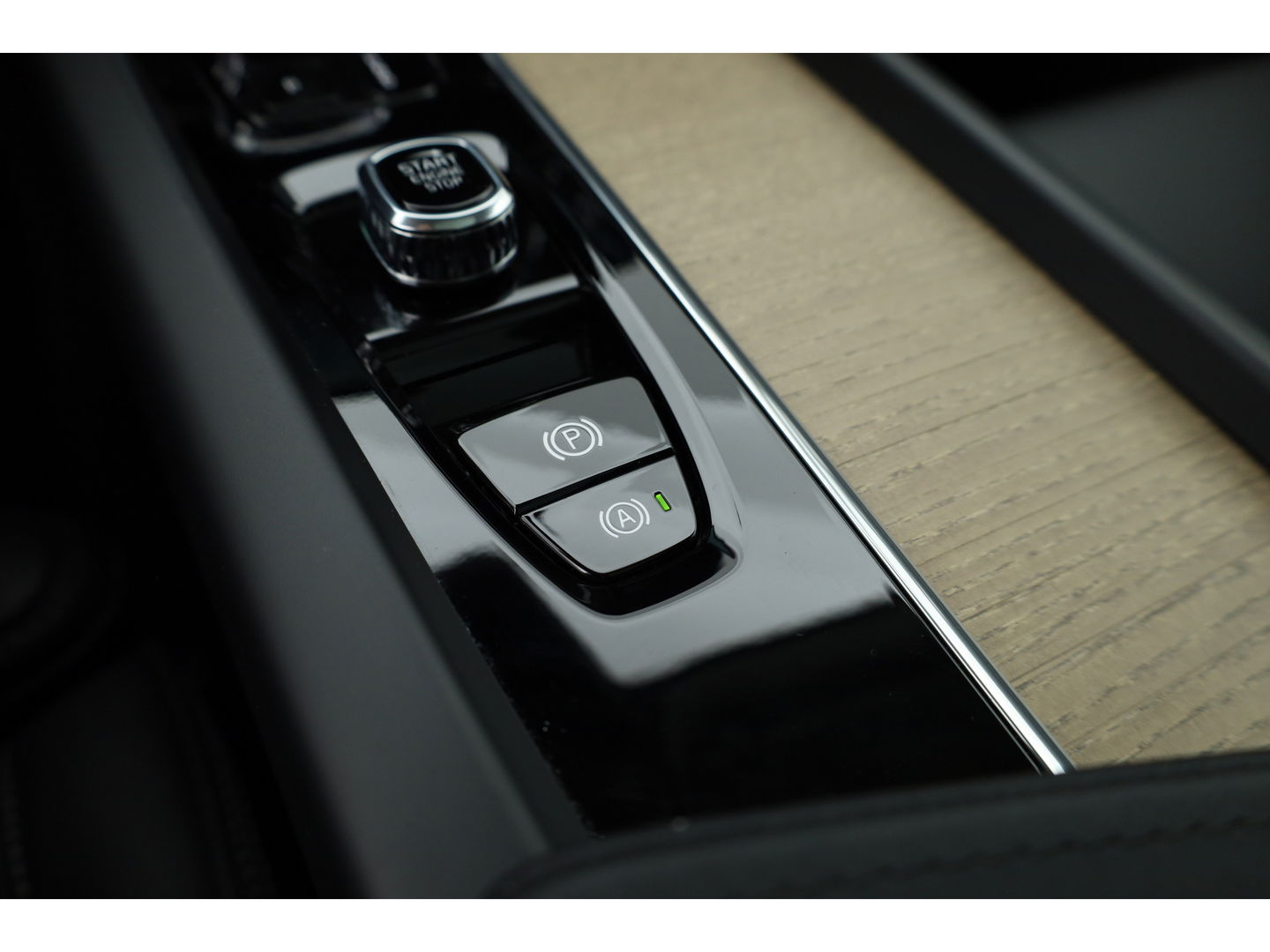 Volvo XC60 2.0 T8 Plug-in hybrid AWD Ultra Dark | Facelift | Forest Lake | Luchtvering | Massage | Bowers & Wilkins |