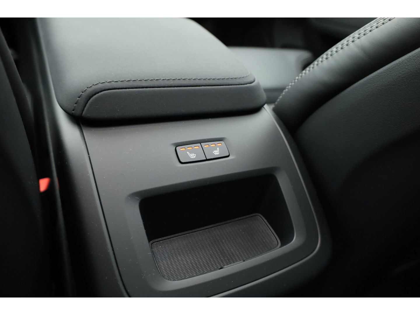 Volvo XC60 2.0 T8 Plug-in hybrid AWD Ultra Dark | Facelift | Forest Lake | Luchtvering | Massage | Bowers & Wilkins |