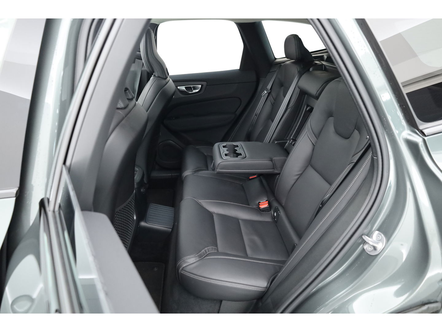 Volvo XC60 2.0 T8 Plug-in hybrid AWD Ultra Dark | Facelift | Forest Lake | Luchtvering | Massage | Bowers & Wilkins |