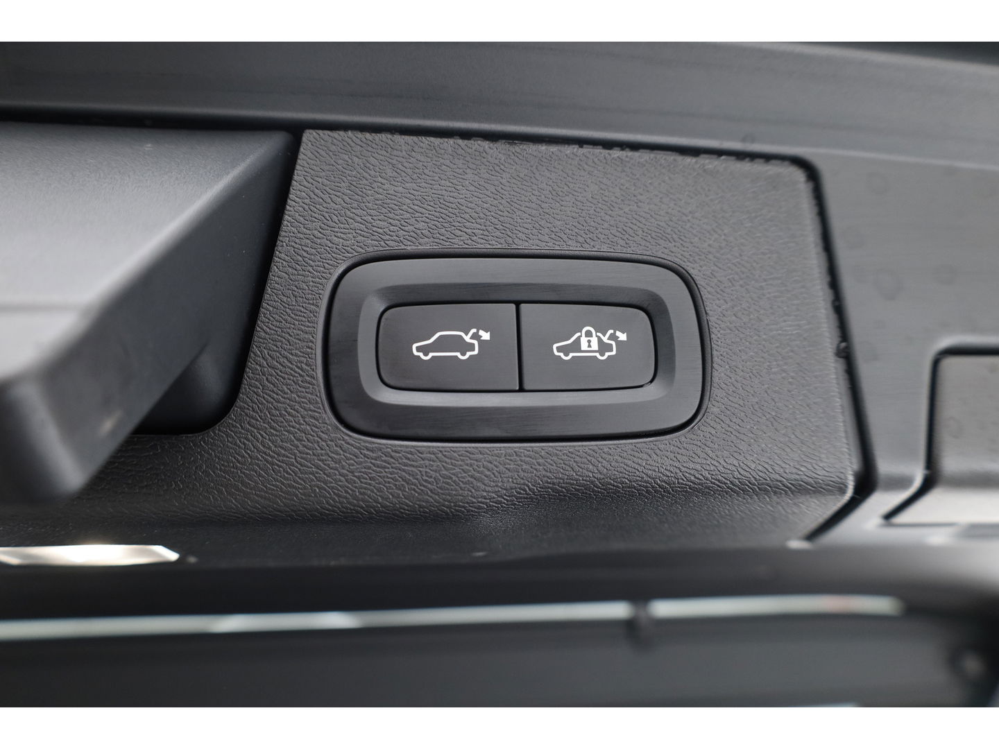 Volvo XC60 2.0 T8 Plug-in hybrid AWD Ultra Dark | Facelift | Forest Lake | Luchtvering | Massage | Bowers & Wilkins |