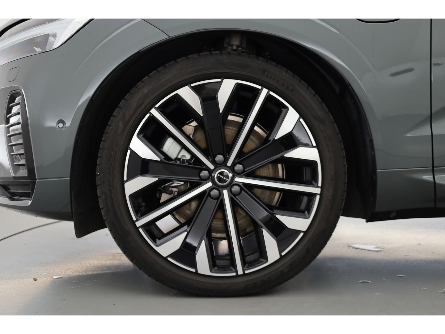 Volvo XC60 2.0 T8 Plug-in hybrid AWD Ultra Dark | Facelift | Forest Lake | Luchtvering | Massage | Bowers & Wilkins |