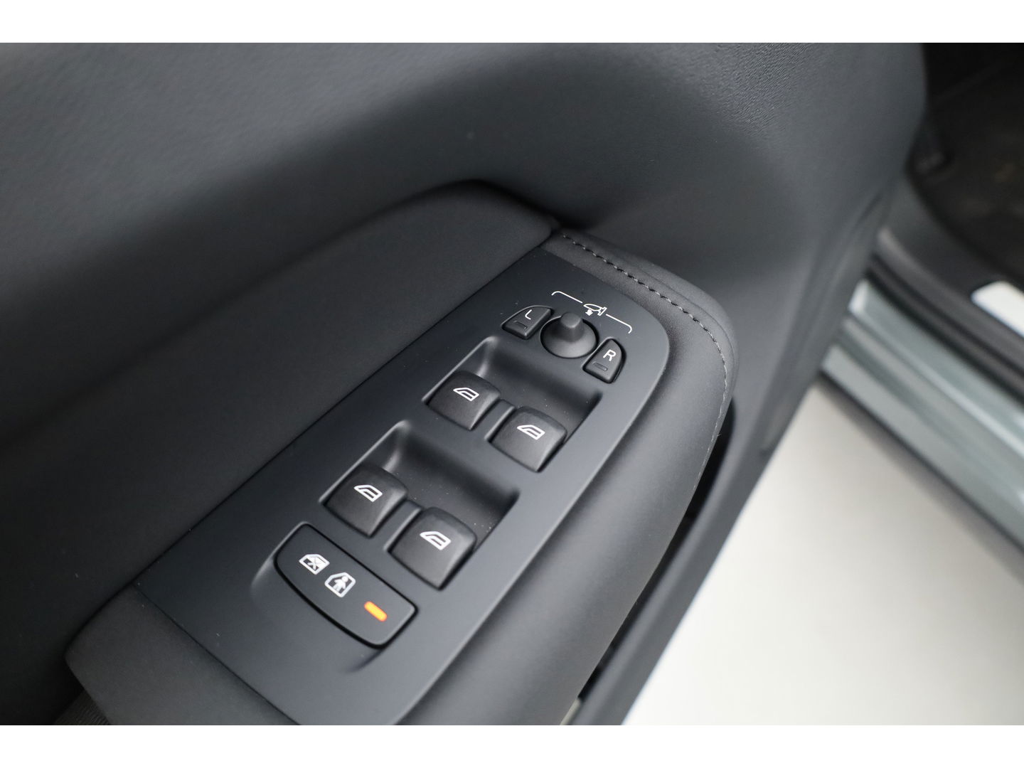 Volvo XC60 2.0 T8 Plug-in hybrid AWD Ultra Dark | Facelift | Forest Lake | Luchtvering | Massage | Bowers & Wilkins |