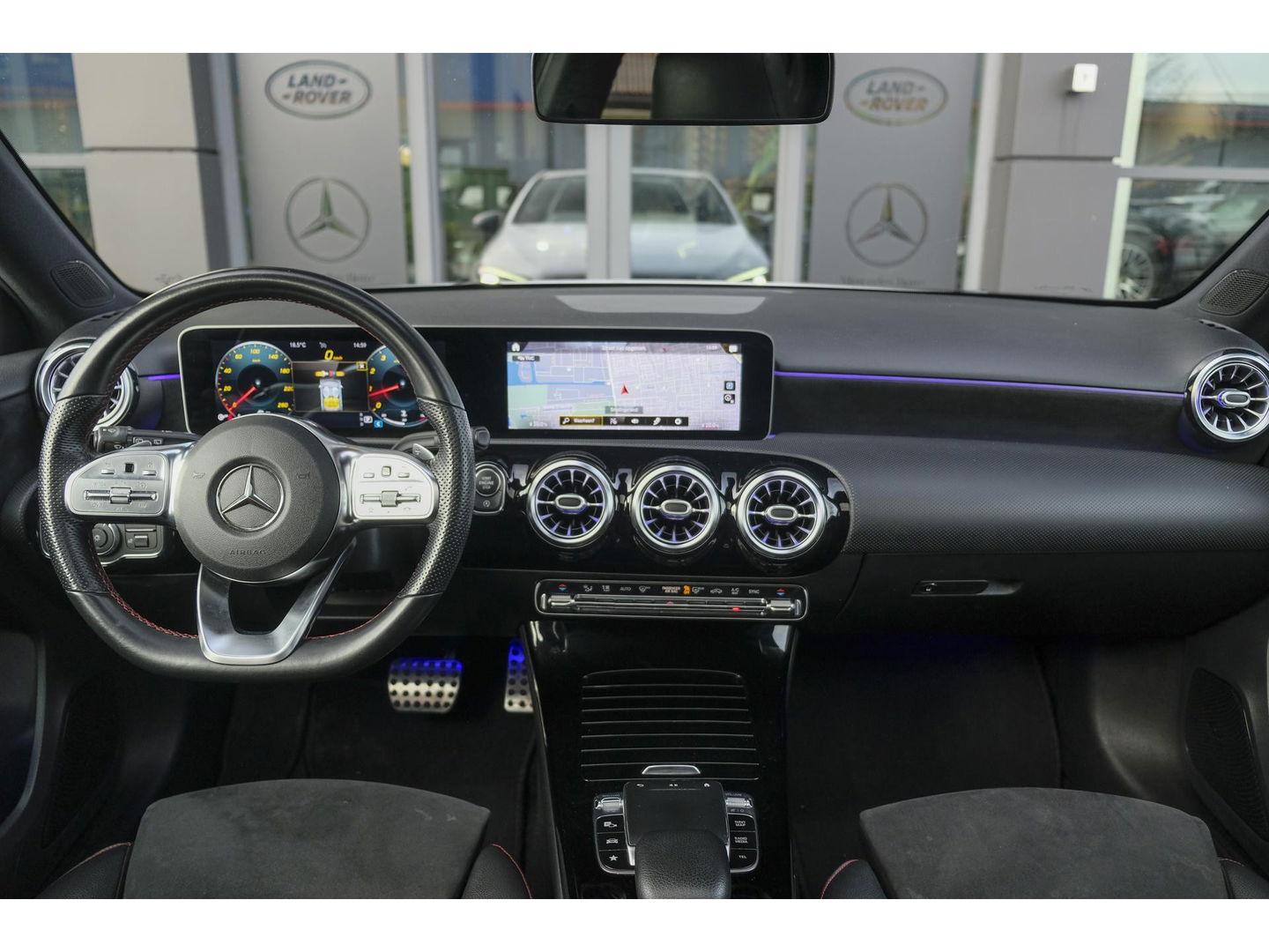 Mercedes-Benz A-Klasse A220 AMG 190pk Panoramadak Widescreen Night pakket 19" LMV Sfeerverlichting