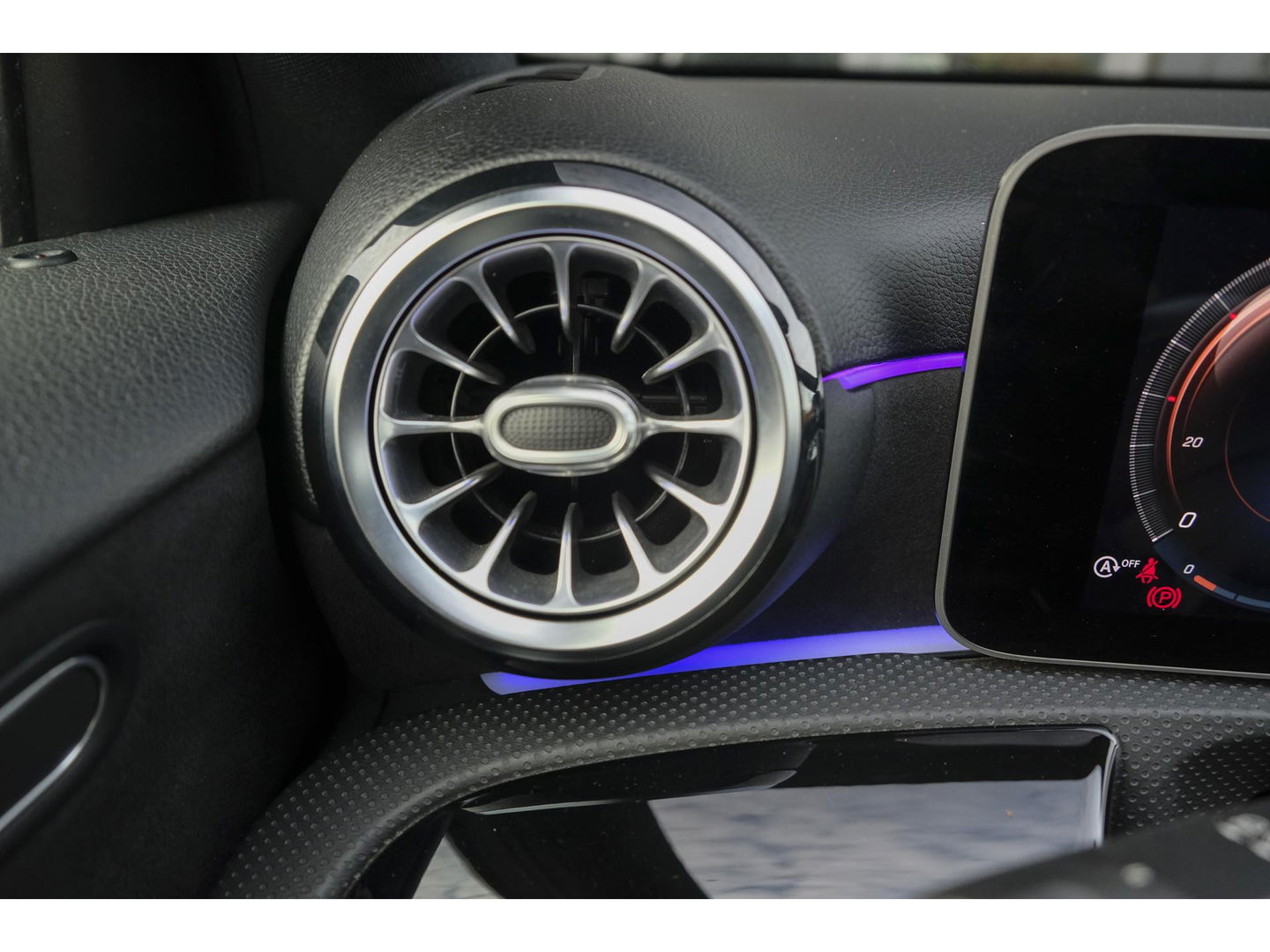 Mercedes-Benz A-Klasse A220 AMG 190pk Panoramadak Widescreen Night pakket 19" LMV Sfeerverlichting