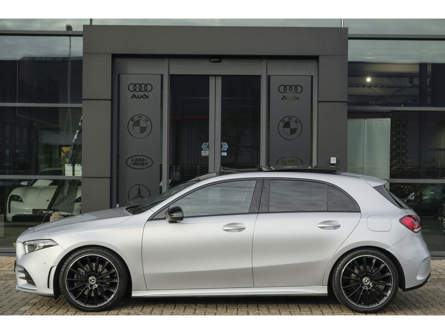 Mercedes-Benz A-Klasse A220 AMG 190pk Panoramadak Widescreen Night pakket 19" LMV Sfeerverlichting