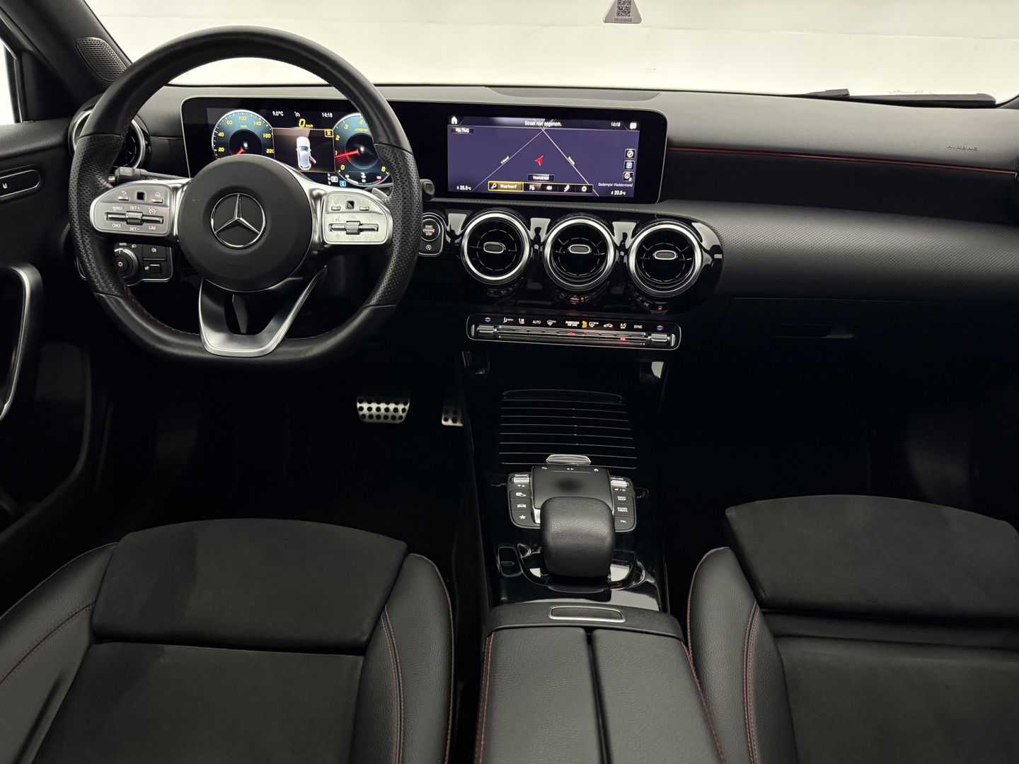 Mercedes-Benz A-Klasse 180 AMG | Pano | Virtual | Camera | Cruise | Carplay | Stoelverw. | Navi | NAP