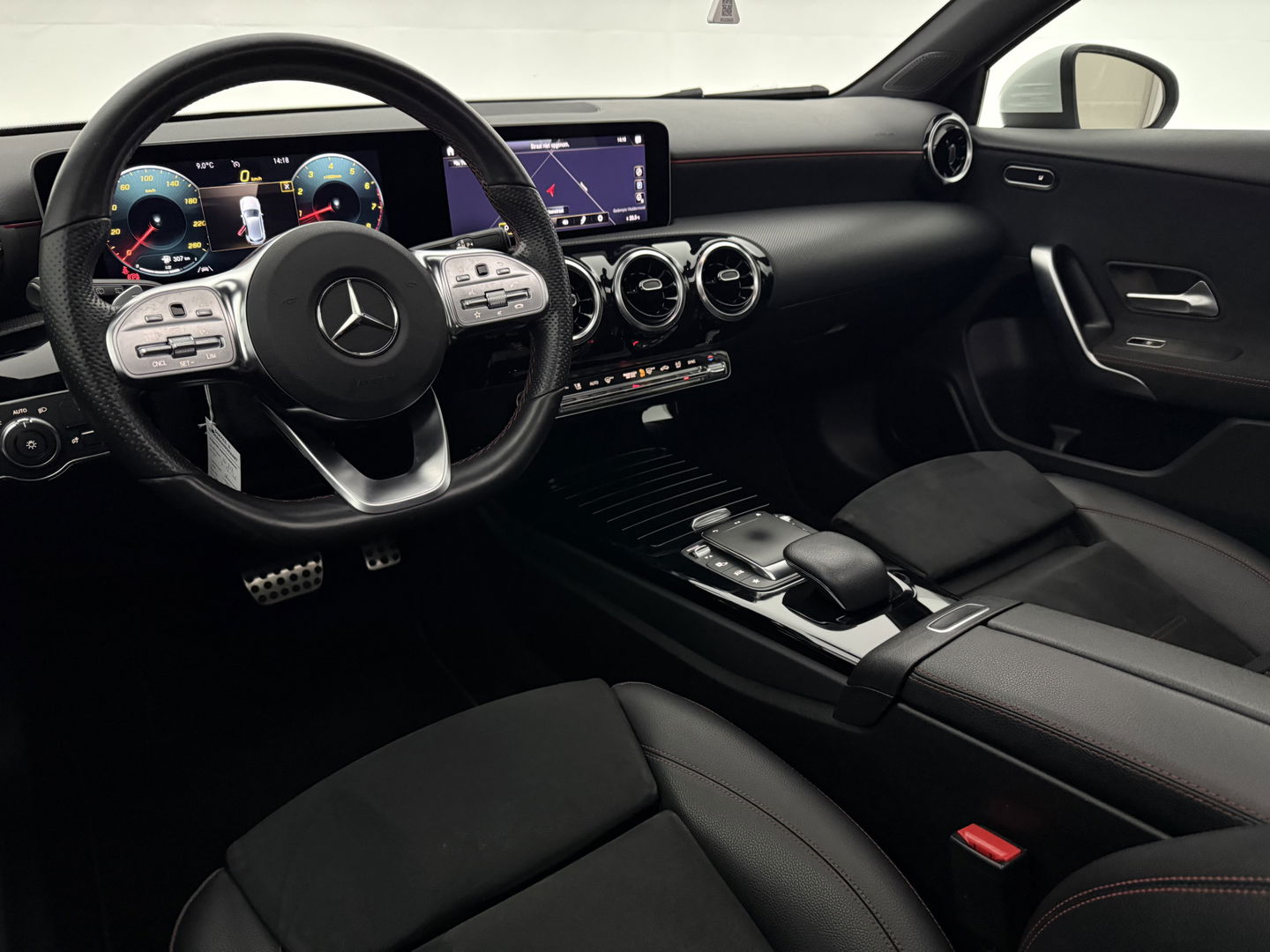 Mercedes-Benz A-Klasse 180 AMG | Pano | Virtual | Camera | Cruise | Carplay | Stoelverw. | Navi | NAP