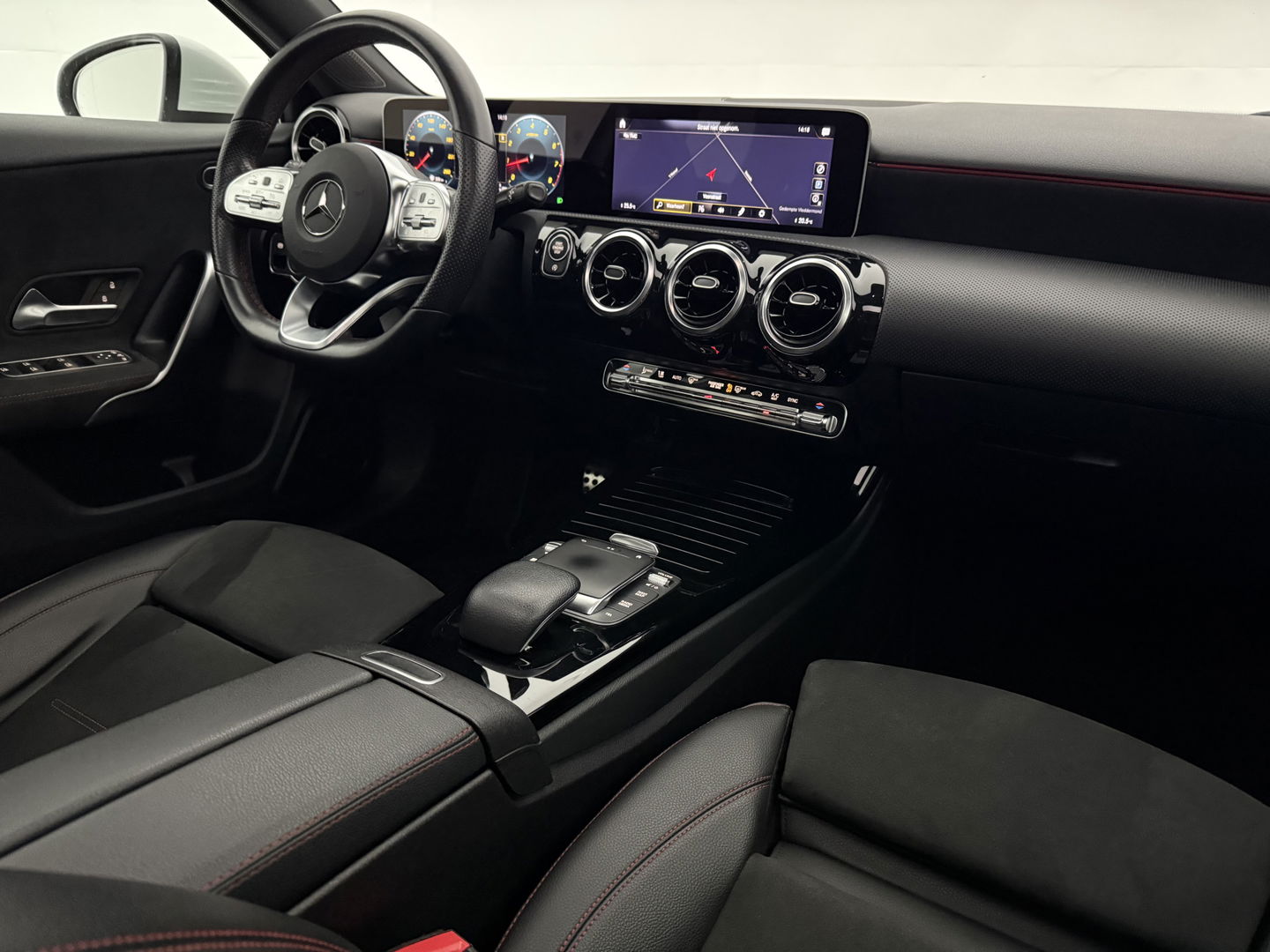 Mercedes-Benz A-Klasse 180 AMG | Pano | Virtual | Camera | Cruise | Carplay | Stoelverw. | Navi | NAP