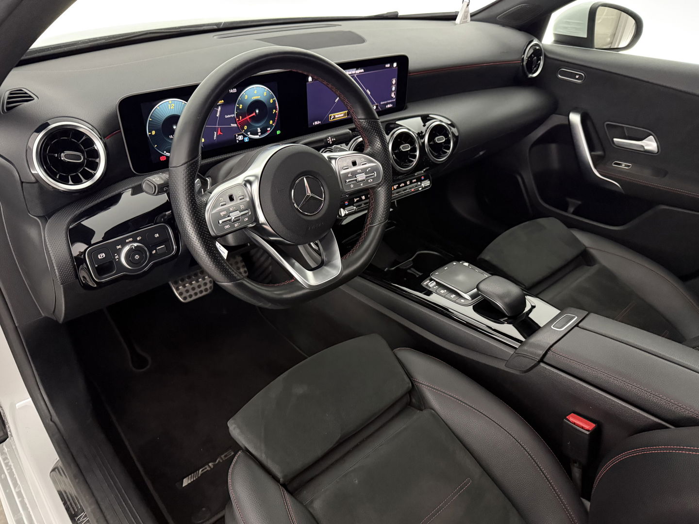 Mercedes-Benz A-Klasse 180 AMG | Pano | Virtual | Camera | Cruise | Carplay | Stoelverw. | Navi | NAP