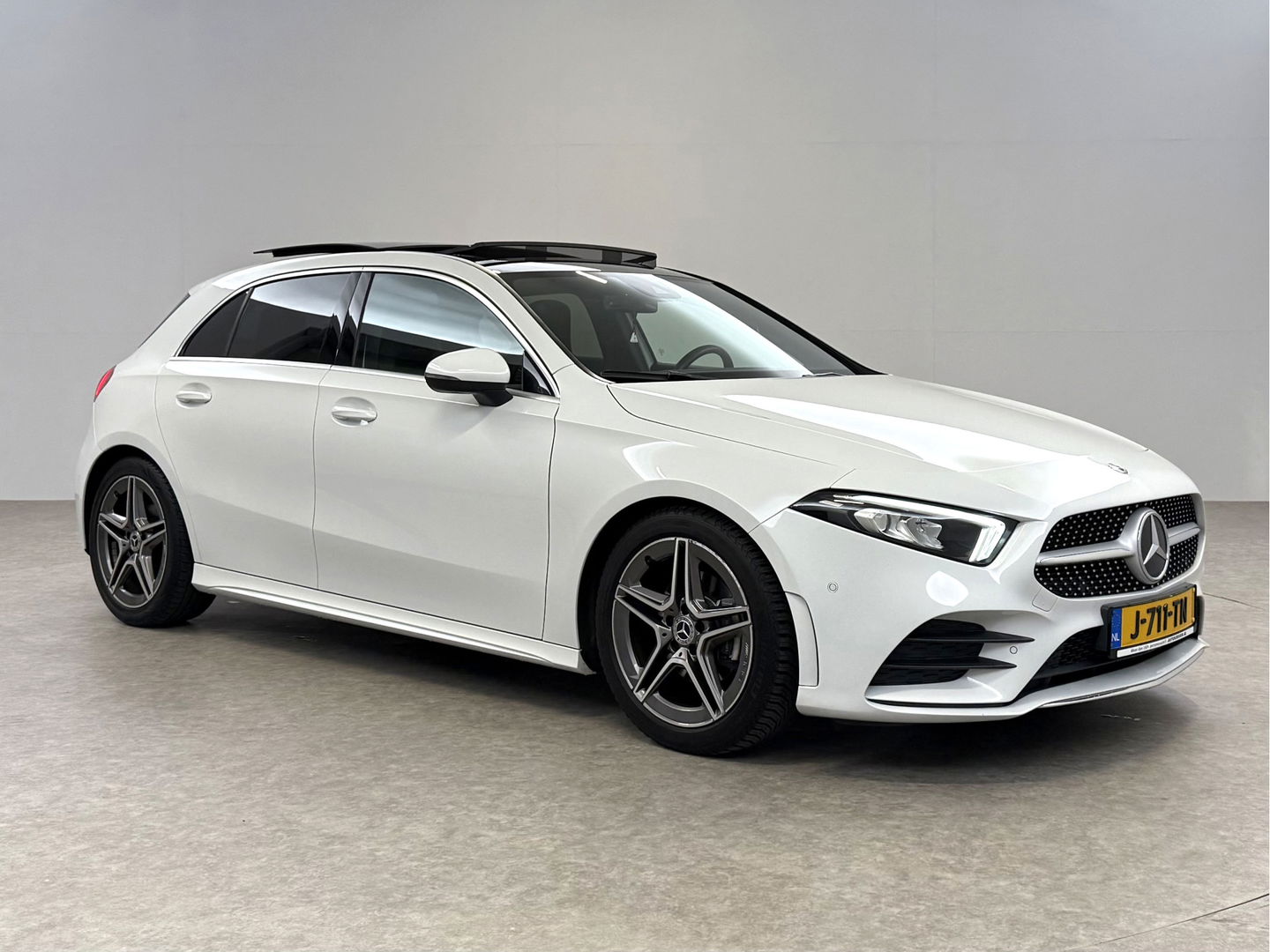 Mercedes-Benz A-Klasse 180 AMG | Pano | Virtual | Camera | Cruise | Carplay | Stoelverw. | Navi | NAP