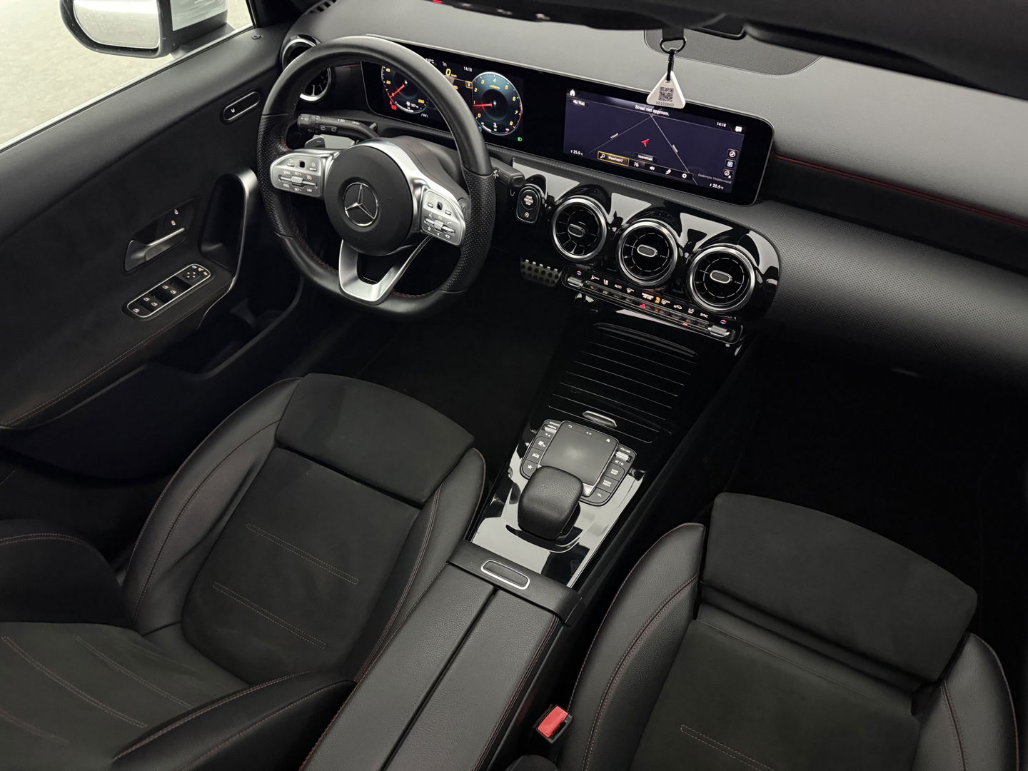Mercedes-Benz A-Klasse 180 AMG | Pano | Virtual | Camera | Cruise | Carplay | Stoelverw. | Navi | NAP