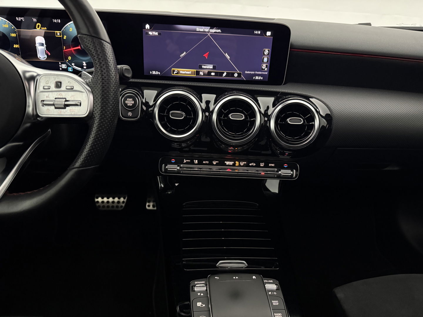 Mercedes-Benz A-Klasse 180 AMG | Pano | Virtual | Camera | Cruise | Carplay | Stoelverw. | Navi | NAP