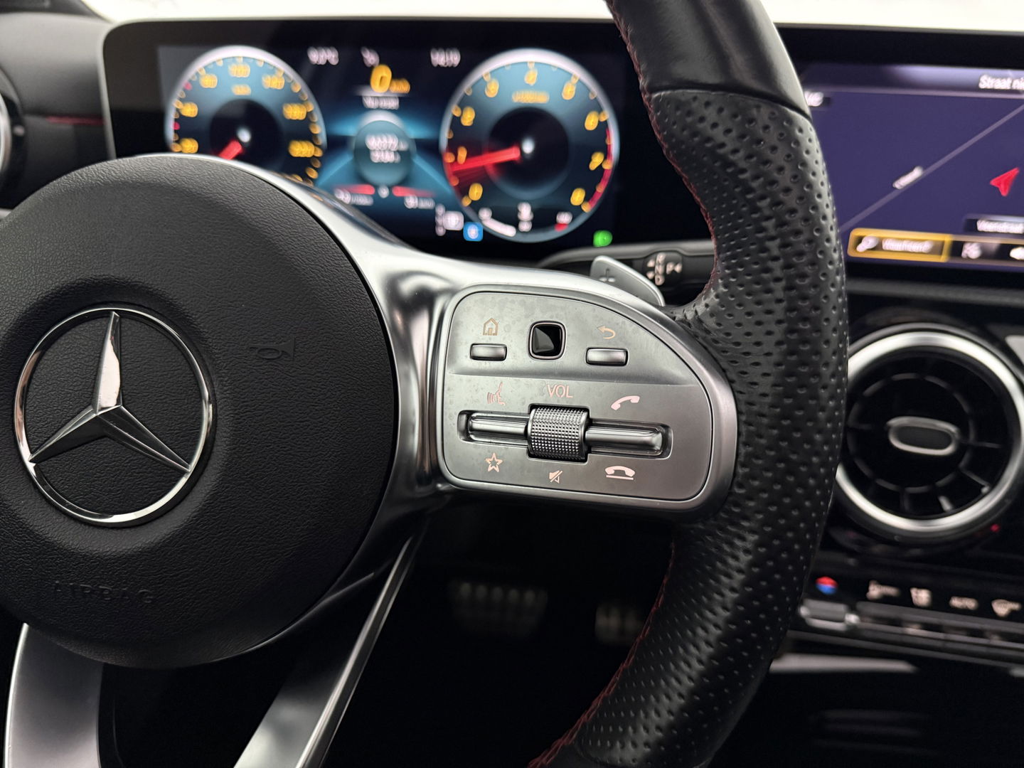 Mercedes-Benz A-Klasse 180 AMG | Pano | Virtual | Camera | Cruise | Carplay | Stoelverw. | Navi | NAP