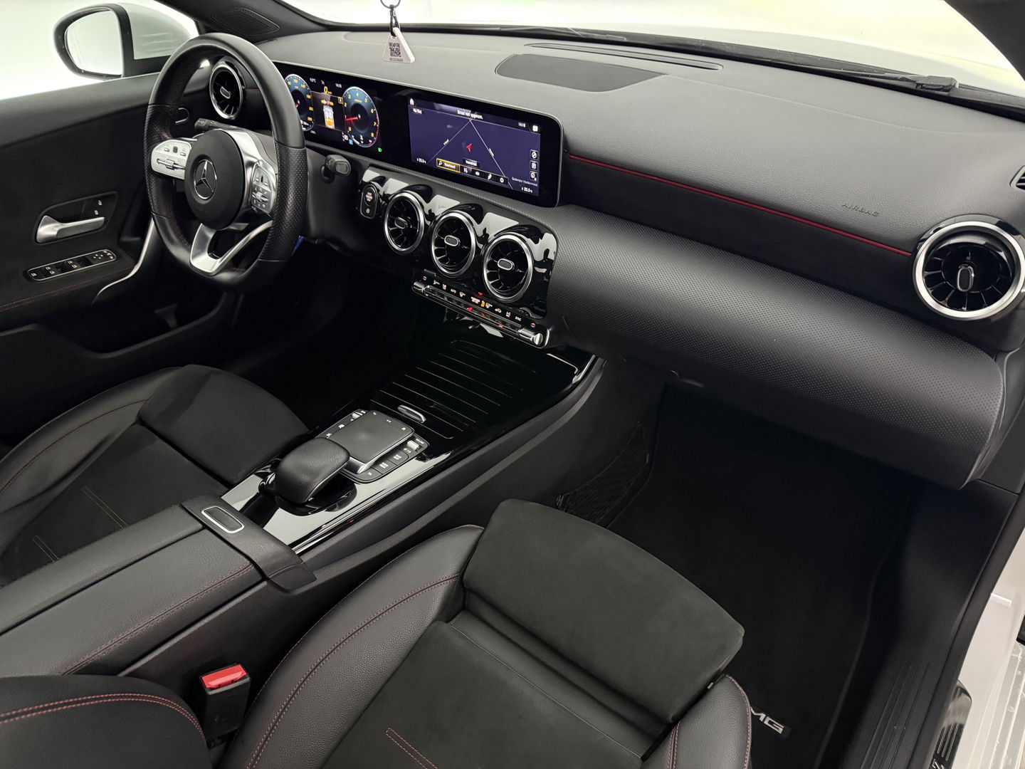 Mercedes-Benz A-Klasse 180 AMG | Pano | Virtual | Camera | Cruise | Carplay | Stoelverw. | Navi | NAP