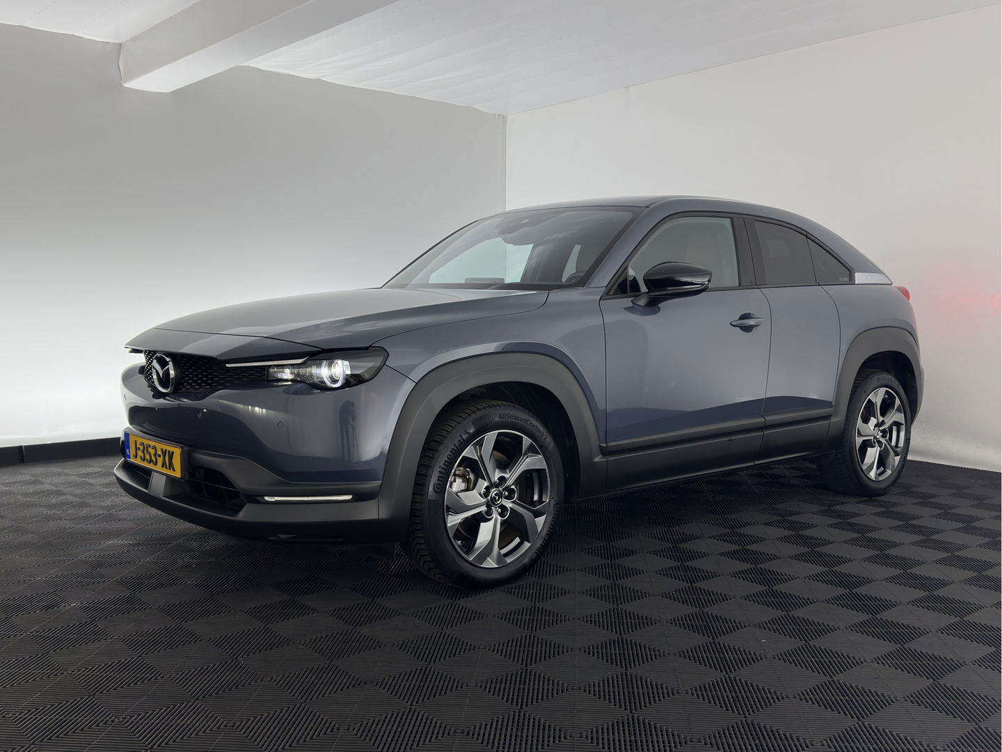 Mazda MX-30 e-SkyActiv 145 First Edition 36 kWh {SOH-92%} (INCL-BTW) *LEATHER-MICROFIBRE | FULL-LED | NAVI-FULLMAP | CCS-FASTLOADER | KEYLESS | BLIND-SPOT |  ADAPT.-CRUISE | HEAD-UP | CAMERA | DIGI-COCKPIT | MEMORY-PACK | SHIFT-PADDLES | ...