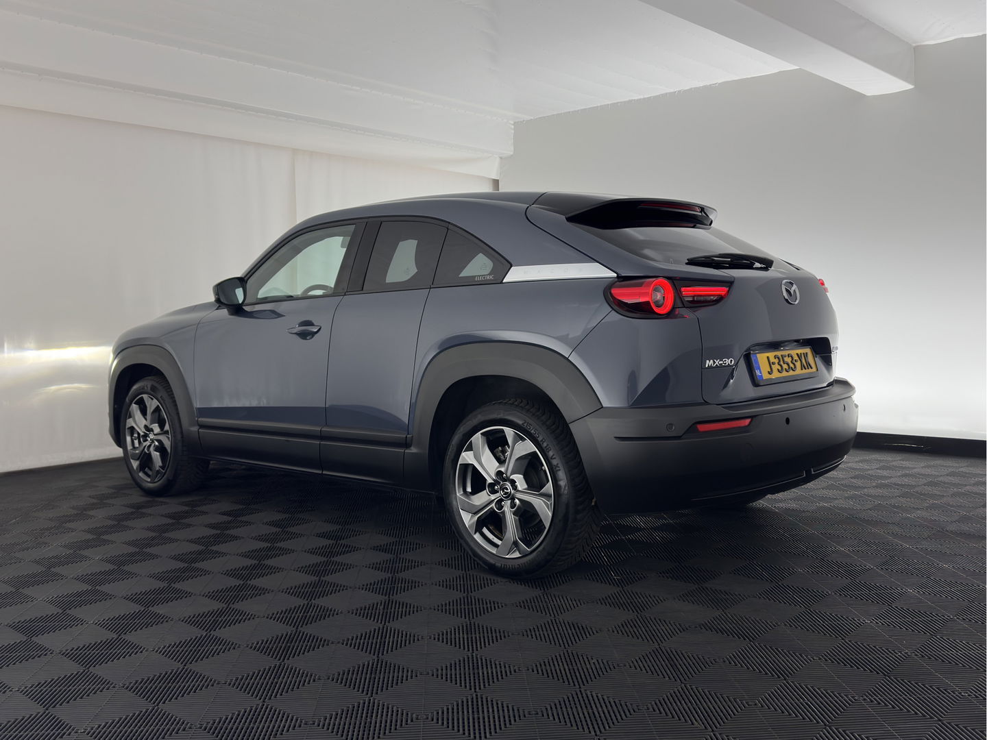 Mazda MX-30 e-SkyActiv 145 First Edition 36 kWh {SOH-92%} (INCL-BTW) *LEATHER-MICROFIBRE | FULL-LED | NAVI-FULLMAP | CCS-FASTLOADER | KEYLESS | BLIND-SPOT |  ADAPT.-CRUISE | HEAD-UP | CAMERA | DIGI-COCKPIT | MEMORY-PACK | SHIFT-PADDLES | ...