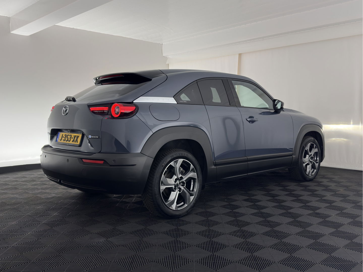 Mazda MX-30 e-SkyActiv 145 First Edition 36 kWh {SOH-92%} (INCL-BTW) Aut.*LEATHER-MICROFIBRE | FULL-LED | NAVI-FULLMAP | KEYLESS | BLIND-SPOT |  ADAPTIVE-CRUISE | HEAD-UP | CAMERA | DIGI-COCKPIT | MEMORY-PACK | SHIFT-PADDLES | 18"ALU*