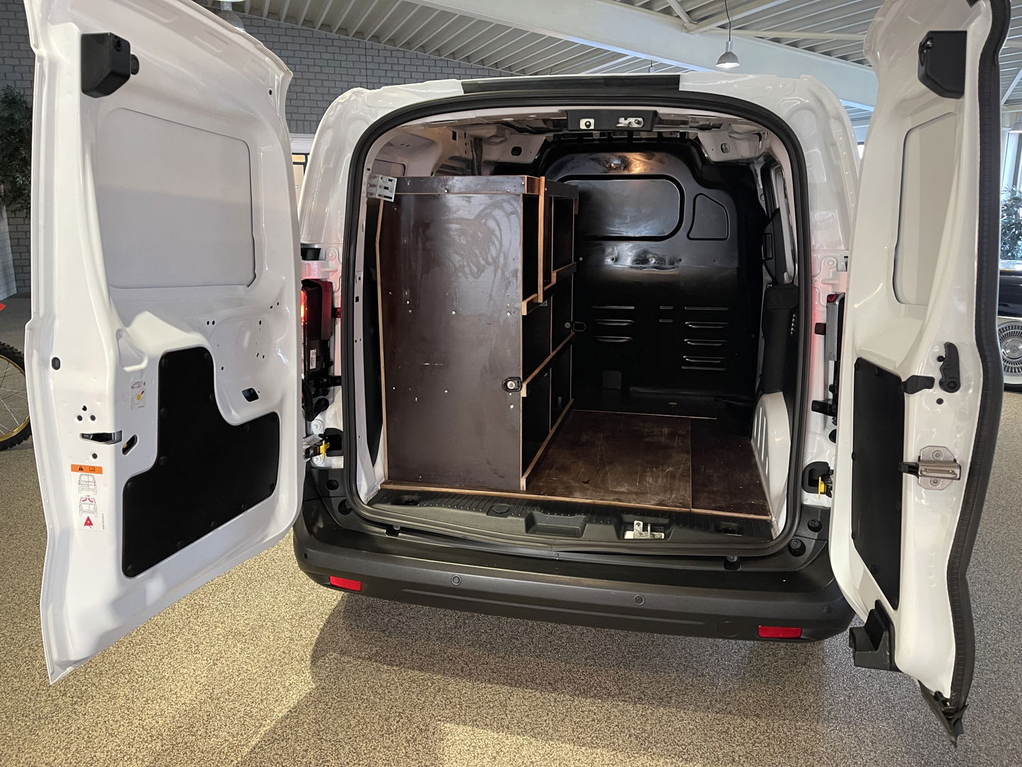 Ford Transit Courier 1.0 EcoBoost Trend benzine grijs kenteken / zo goed als nieuw / fabrieksgarantie tot 07-03-2026 / vaste prijs rijklaar € 19.950 ex / lease vanaf € 336 / direct leverbaar