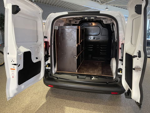 Ford Transit Courier 1.0 EcoBoost Trend benzine grijs kenteken / zo goed als nieuw / fabrieksgarantie tot 07-03-2026 / vaste prijs rijklaar € 19.950 ex / lease vanaf € 336 / direct leverbaar