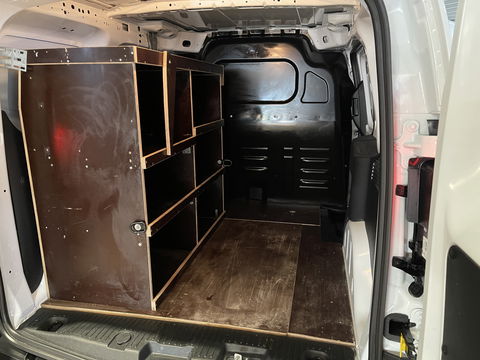 Ford Transit Courier 1.0 EcoBoost Trend benzine grijs kenteken / zo goed als nieuw / fabrieksgarantie tot 07-03-2026 / vaste prijs rijklaar € 19.950 ex / lease vanaf € 336 / direct leverbaar