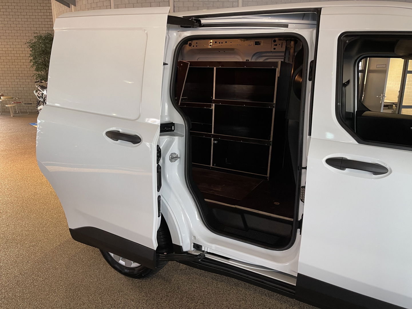 Ford Transit Courier 1.0 EcoBoost Trend benzine grijs kenteken / zo goed als nieuw / fabrieksgarantie tot 07-03-2026 / vaste prijs rijklaar € 19.950 ex / lease vanaf € 336 / direct leverbaar
