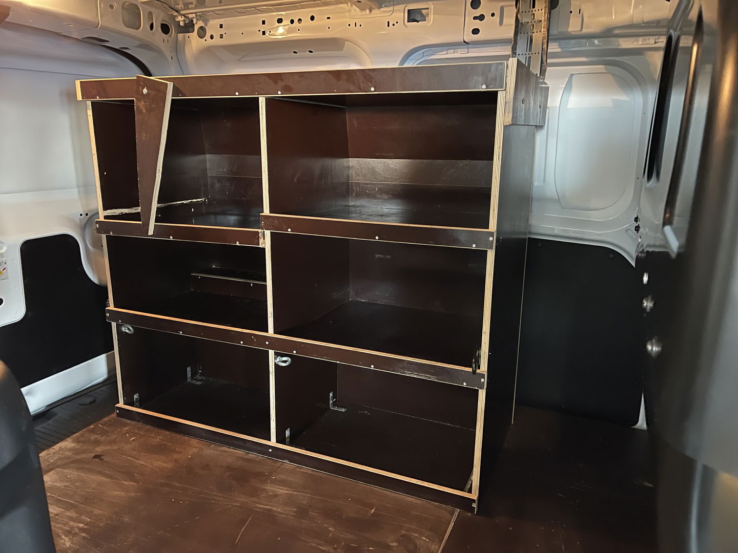 Ford Transit Courier 1.0 EcoBoost Trend benzine grijs kenteken / zo goed als nieuw / fabrieksgarantie tot 07-03-2026 / vaste prijs rijklaar € 19.950 ex / lease vanaf € 336 / direct leverbaar