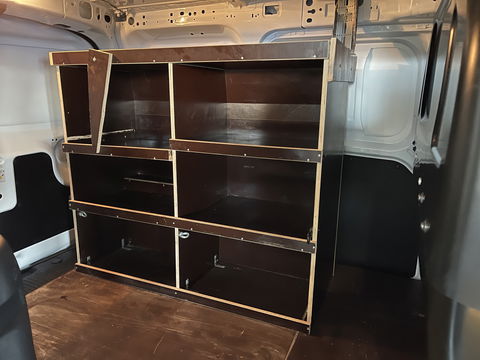 Ford Transit Courier 1.0 EcoBoost Trend benzine grijs kenteken / zo goed als nieuw / fabrieksgarantie tot 07-03-2026 / vaste prijs rijklaar € 19.950 ex / lease vanaf € 336 / direct leverbaar