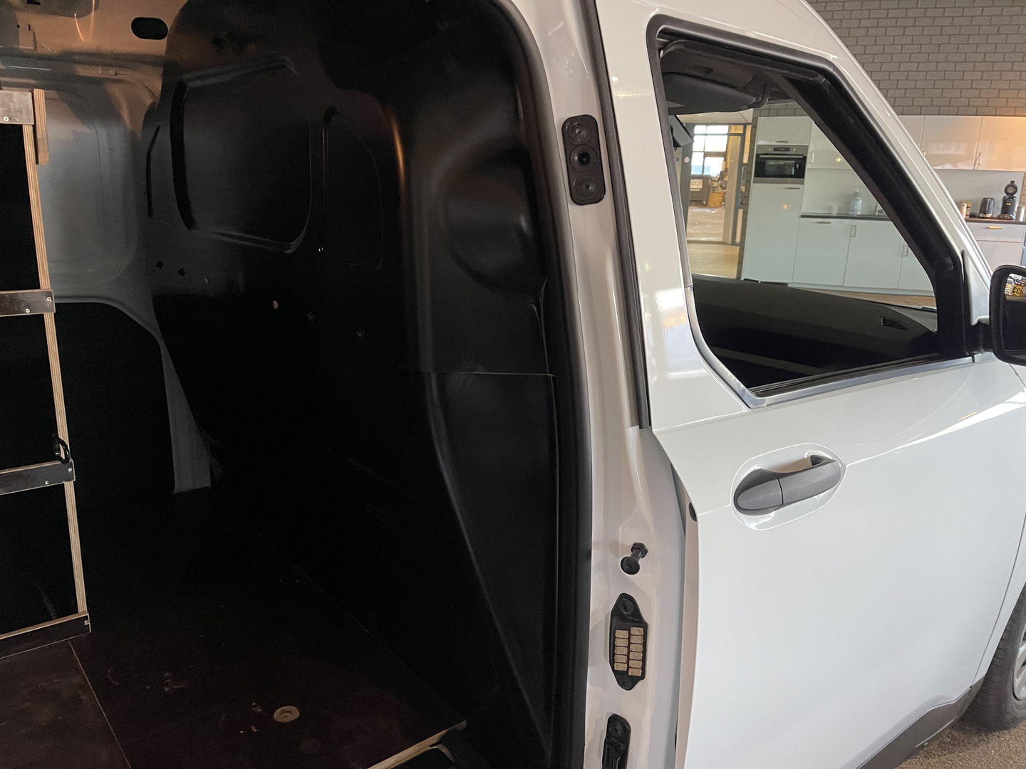 Ford Transit Courier 1.0 EcoBoost Trend benzine grijs kenteken / zo goed als nieuw / fabrieksgarantie tot 07-03-2026 / vaste prijs rijklaar € 19.950 ex / lease vanaf € 336 / direct leverbaar