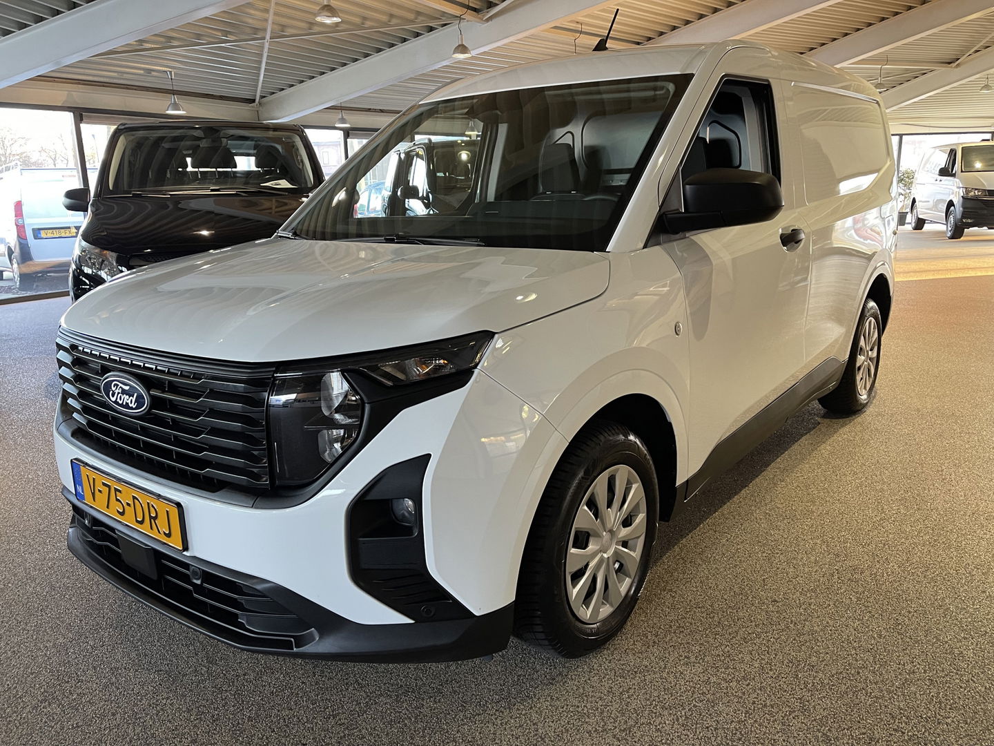 Ford Transit Courier 1.0 EcoBoost Trend benzine grijs kenteken / zo goed als nieuw / fabrieksgarantie tot 07-03-2026 / vaste prijs rijklaar € 19.950 ex / lease vanaf € 336 / direct leverbaar