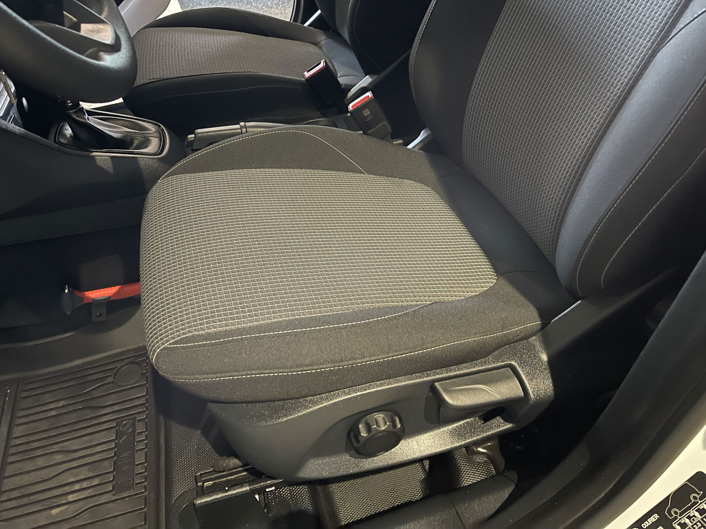 Ford Transit Courier 1.0 EcoBoost Trend benzine grijs kenteken / zo goed als nieuw / fabrieksgarantie tot 07-03-2026 / vaste prijs rijklaar € 19.950 ex / lease vanaf € 336 / direct leverbaar