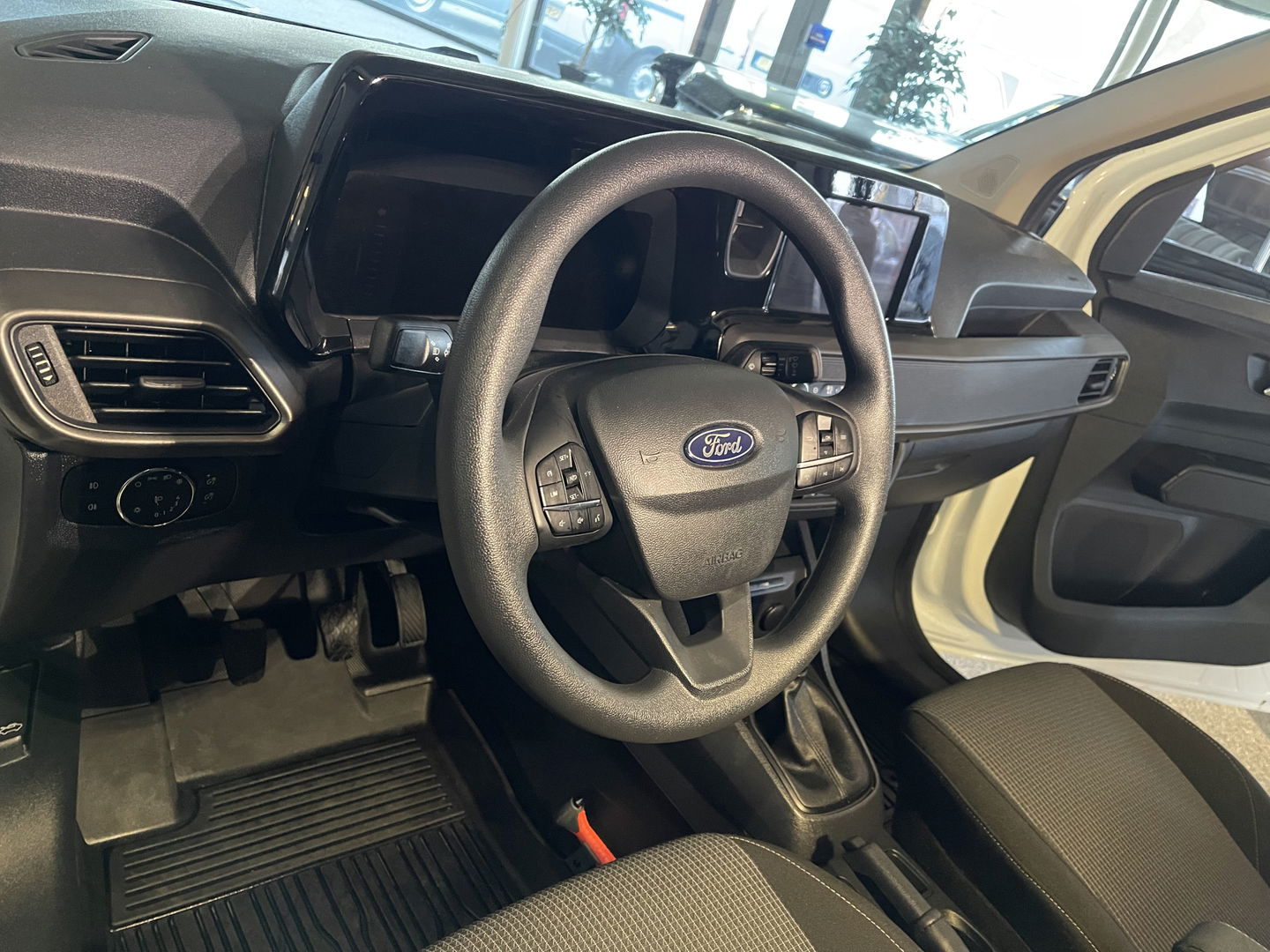 Ford Transit Courier 1.0 EcoBoost Trend benzine grijs kenteken / zo goed als nieuw / fabrieksgarantie tot 07-03-2026 / vaste prijs rijklaar € 19.950 ex / lease vanaf € 336 / direct leverbaar