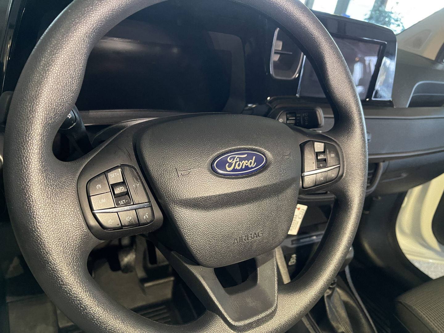 Ford Transit Courier 1.0 EcoBoost Trend benzine grijs kenteken / zo goed als nieuw / fabrieksgarantie tot 07-03-2026 / vaste prijs rijklaar € 19.950 ex / lease vanaf € 336 / direct leverbaar