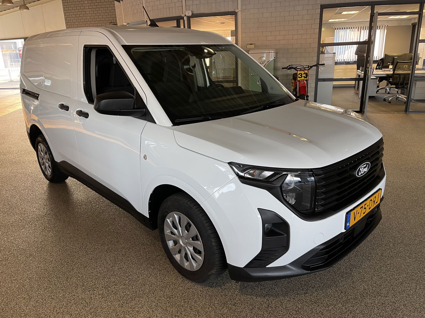 Ford Transit Courier 1.0 EcoBoost Trend benzine grijs kenteken / zo goed als nieuw / fabrieksgarantie tot 07-03-2026 / vaste prijs rijklaar € 19.950 ex / lease vanaf € 336 / direct leverbaar