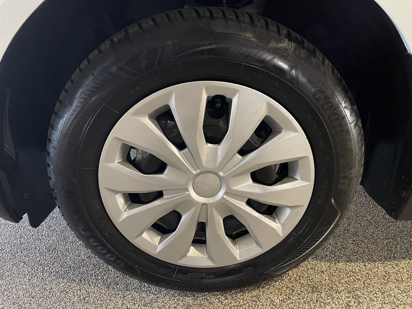 Ford Transit Courier 1.0 EcoBoost Trend benzine grijs kenteken / zo goed als nieuw / fabrieksgarantie tot 07-03-2026 / vaste prijs rijklaar € 19.950 ex / lease vanaf € 336 / direct leverbaar