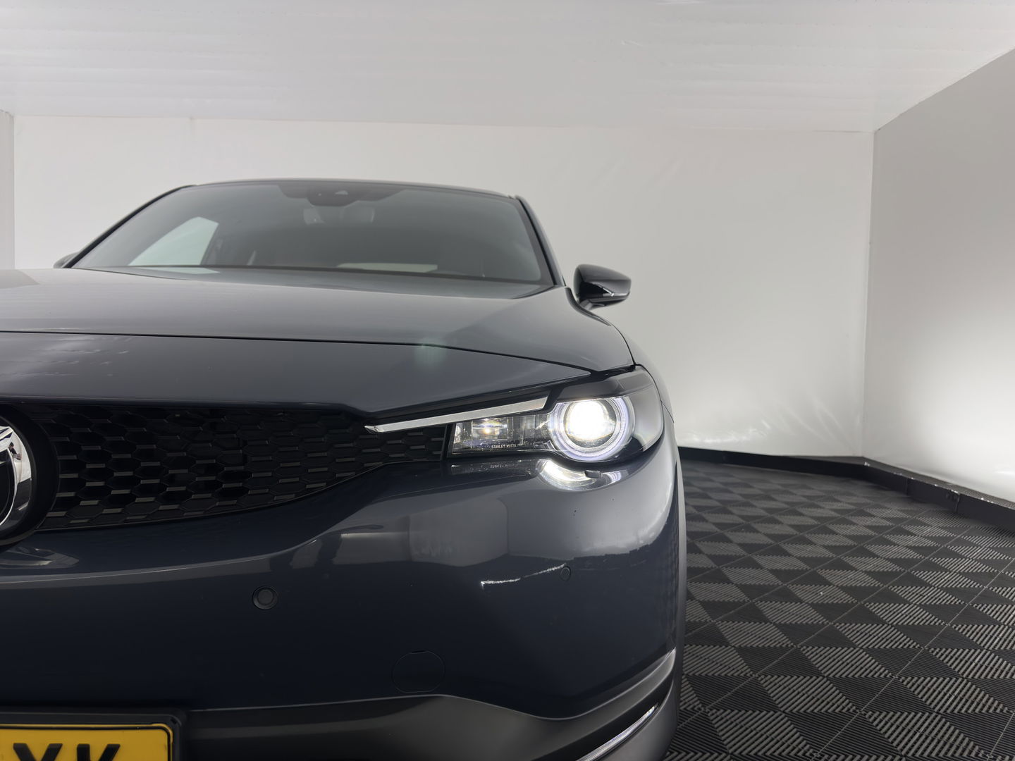 Mazda MX-30 e-SkyActiv 145 First Edition 36 kWh {SOH-92%} (INCL-BTW) Aut.*LEATHER-MICROFIBRE | FULL-LED | NAVI-FULLMAP | KEYLESS | BLIND-SPOT |  ADAPTIVE-CRUISE | HEAD-UP | CAMERA | DIGI-COCKPIT | MEMORY-PACK | SHIFT-PADDLES | 18"ALU*