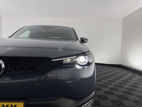 Mazda MX-30 e-SkyActiv 145 First Edition 36 kWh {SOH-92%} (INCL-BTW) *LEATHER-MICROFIBRE | FULL-LED | NAVI-FULLMAP | CCS-FASTLOADER | KEYLESS | BLIND-SPOT |  ADAPT.-CRUISE | HEAD-UP | CAMERA | DIGI-COCKPIT | MEMORY-PACK | SHIFT-PADDLES | ...