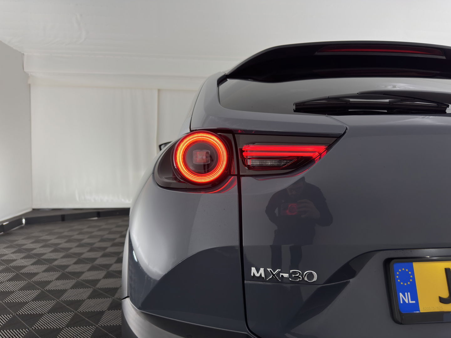 Mazda MX-30 e-SkyActiv 145 First Edition 36 kWh {SOH-92%} (INCL-BTW) *LEATHER-MICROFIBRE | FULL-LED | NAVI-FULLMAP | CCS-FASTLOADER | KEYLESS | BLIND-SPOT |  ADAPT.-CRUISE | HEAD-UP | CAMERA | DIGI-COCKPIT | MEMORY-PACK | SHIFT-PADDLES | ...