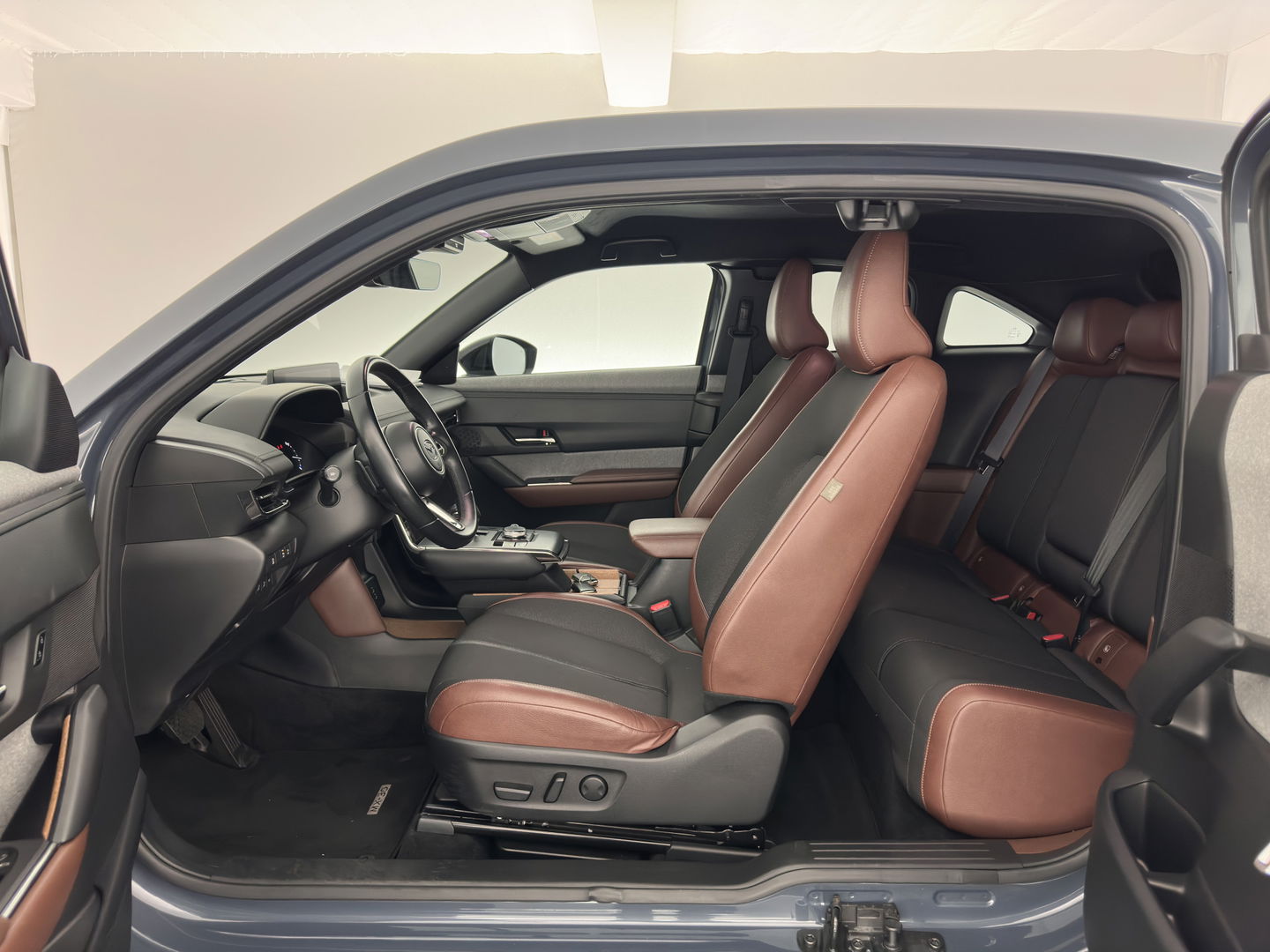 Mazda MX-30 e-SkyActiv 145 First Edition 36 kWh {SOH-92%} (INCL-BTW) Aut.*LEATHER-MICROFIBRE | FULL-LED | NAVI-FULLMAP | KEYLESS | BLIND-SPOT |  ADAPTIVE-CRUISE | HEAD-UP | CAMERA | DIGI-COCKPIT | MEMORY-PACK | SHIFT-PADDLES | 18"ALU*