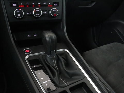 SEAT Ateca 2.0 TDI FR Intens | Leder/Alcantara | Stoelverwarming | 360 Camera | Trekhaak | BeatsAudio | Adaptive cruise | Virtual Cockpit | Carplay | Navigatie | Full LED