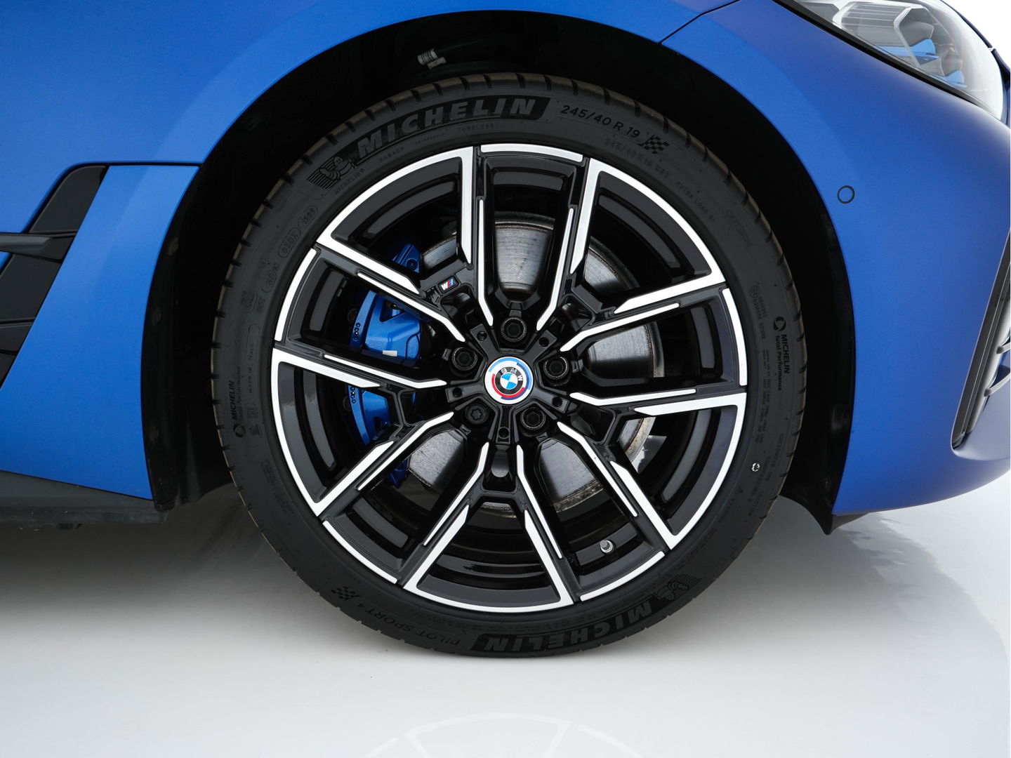 BMW i4 M50 M-Sportpack High Executive 84 kWh [ 3-Fase ] {SOH-97%} (INCL-BTW) *HEAD-UP | LASER-LED | LUXURY-LEATHER | HARMAN/KARDON | ADAPTIVE-CRUISE | BLIND-SPOT | TOP-VIEW | HEATED-SPORTSEATS | DAB+ | WIDE-COCKPIT | AMBIENT-LIGHT | NAVI-FULLMAP | 19