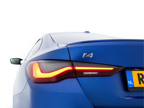 BMW i4 M50 M-Sportpack High Executive 84 kWh [ 3-Fase ] {SOH-97%} (INCL-BTW) *HEAD-UP | LASER-LED | LUXURY-LEATHER | HARMAN/KARDON | ADAPTIVE-CRUISE | BLIND-SPOT | TOP-VIEW | HEATED-SPORTSEATS | DAB+ | WIDE-COCKPIT | AMBIENT-LIGHT | NAVI-FULLMAP | 19