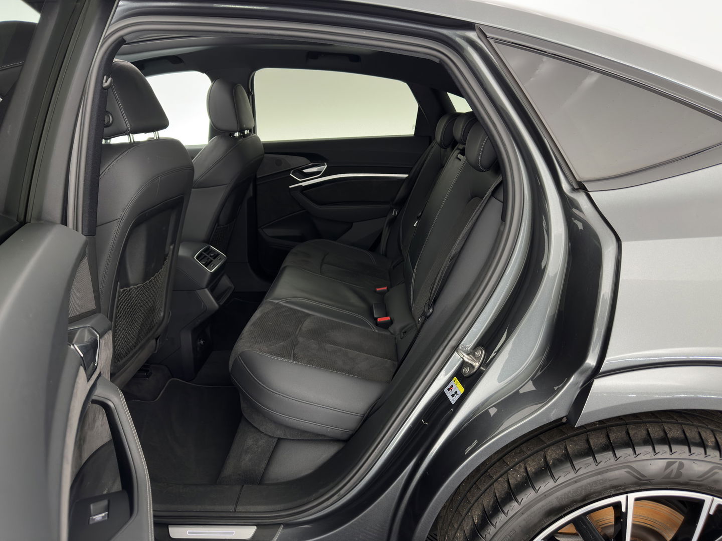 Audi e-tron Sportback 50 Quattro S-Line Black-Edition 71 kWh [3-Fase] {SOH-99%} (INCL-BTW) *PANO | LEATHER-ALCANTARA | ADAPTIVE-CRUISE | FULL-LED | DIGI-COCKPIT | KEYLESS | MEMORY-PACK | CAMERA | NAVI-FULLMAP | SHIFT-PADDLES | DAB+ | COMFORT-SEATS | 21''ALU*