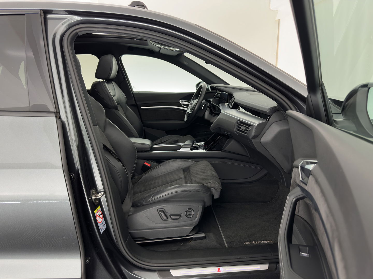 Audi e-tron Sportback 50 Quattro S-Line Black-Edition 71 kWh [3-Fase] {SOH-99%} (INCL-BTW) *PANO | LEATHER-ALCANTARA | ADAPTIVE-CRUISE | FULL-LED | DIGI-COCKPIT | KEYLESS | MEMORY-PACK | CAMERA | NAVI-FULLMAP | SHIFT-PADDLES | DAB+ | COMFORT-SEATS | 21''ALU*