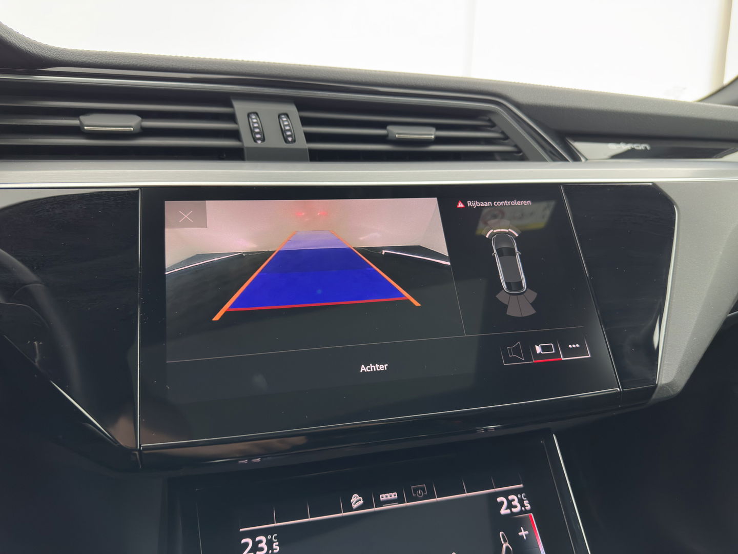 Audi e-tron Sportback 50 Quattro S-Line Black-Edition 71 kWh [3-Fase] {SOH-99%} (INCL-BTW) *PANO | LEATHER-ALCANTARA | ADAPTIVE-CRUISE | FULL-LED | DIGI-COCKPIT | KEYLESS | MEMORY-PACK | CAMERA | NAVI-FULLMAP | SHIFT-PADDLES | DAB+ | COMFORT-SEATS | 21''ALU*