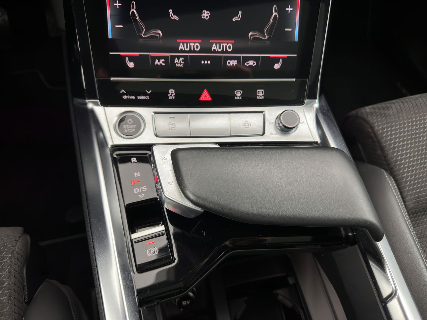 Audi e-tron Sportback 50 Quattro S-Line Black-Edition 71 kWh [3-Fase] {SOH-99%} (INCL-BTW) *PANO | LEATHER-ALCANTARA | ADAPTIVE-CRUISE | FULL-LED | DIGI-COCKPIT | KEYLESS | MEMORY-PACK | CAMERA | NAVI-FULLMAP | SHIFT-PADDLES | DAB+ | COMFORT-SEATS | 21''ALU*