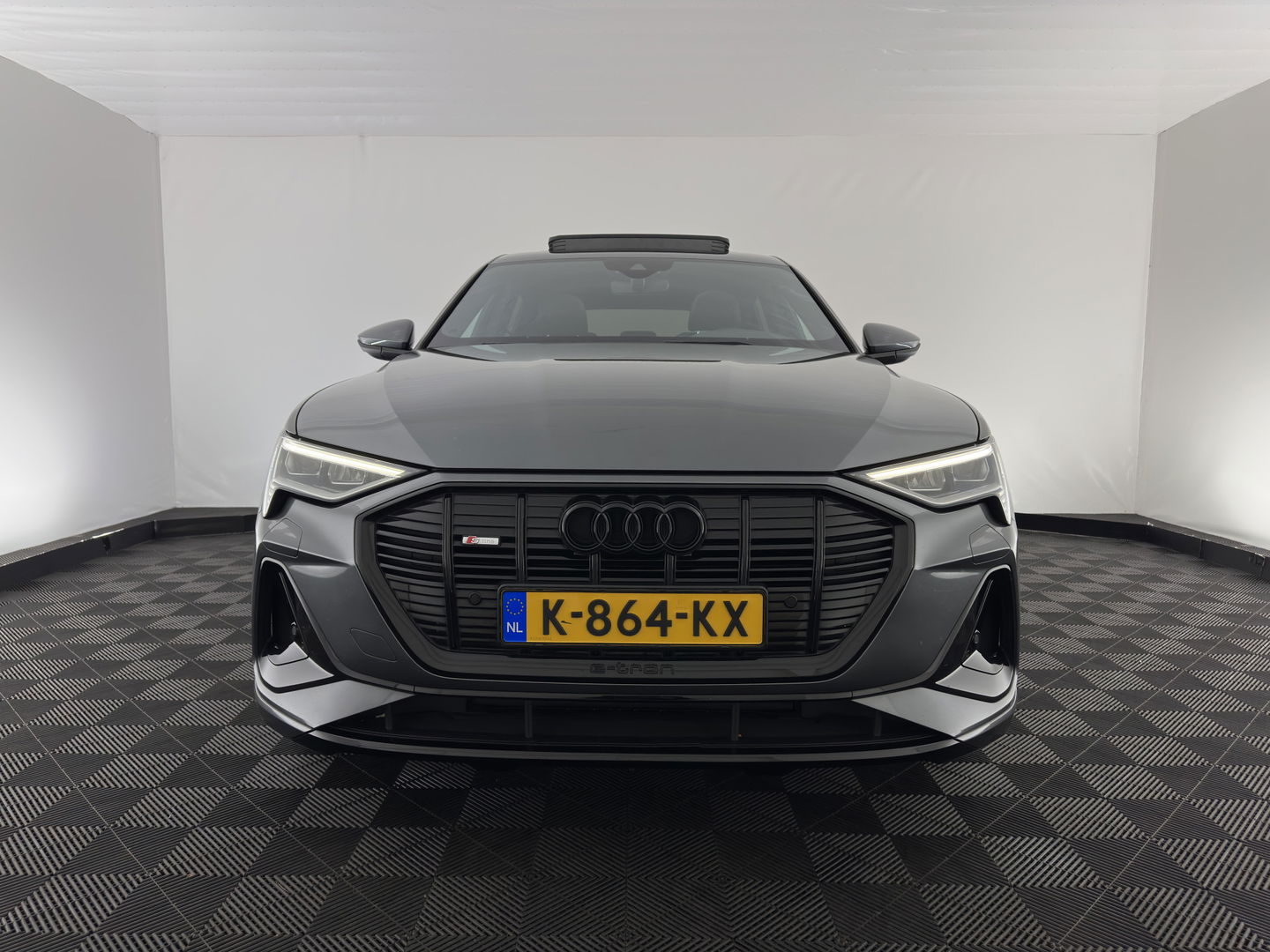 Audi e-tron Sportback 50 Quattro S-Line Black-Edition 71 kWh [3-Fase] {SOH-99%} (INCL-BTW) *PANO | LEATHER-ALCANTARA | ADAPTIVE-CRUISE | FULL-LED | DIGI-COCKPIT | KEYLESS | MEMORY-PACK | CAMERA | NAVI-FULLMAP | SHIFT-PADDLES | DAB+ | COMFORT-SEATS | 21''ALU*