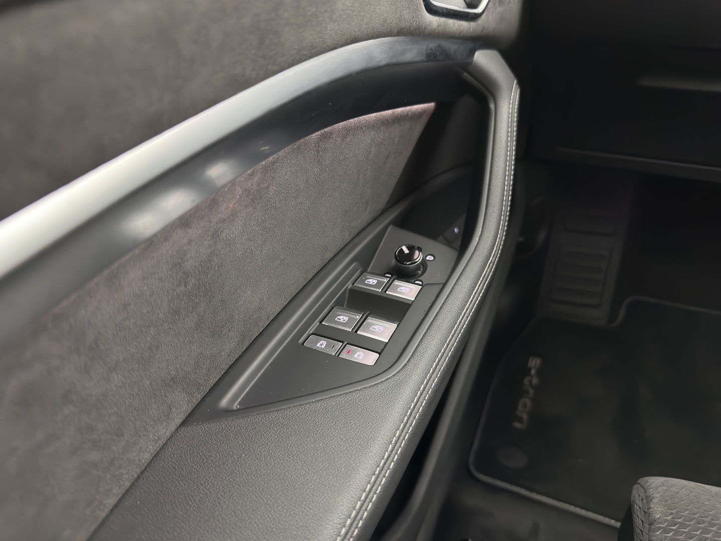 Audi e-tron Sportback 50 Quattro S-Line Black-Edition 71 kWh [3-Fase] {SOH-99%} (INCL-BTW) *PANO | LEATHER-ALCANTARA | ADAPTIVE-CRUISE | FULL-LED | DIGI-COCKPIT | KEYLESS | MEMORY-PACK | CAMERA | NAVI-FULLMAP | SHIFT-PADDLES | DAB+ | COMFORT-SEATS | 21''ALU*